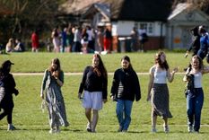 Reino Unido ofrecerá otra vacuna a los menores de 30 dado que el balance entre riesgo y beneficio es más estrecho que en otros grupos de edad. Foto: PA MEDIA
