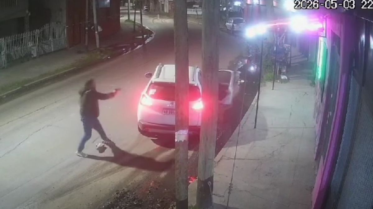 Un policía se enfrentó con delincuentes que querían robarle delante de su nieta y todo quedó en video