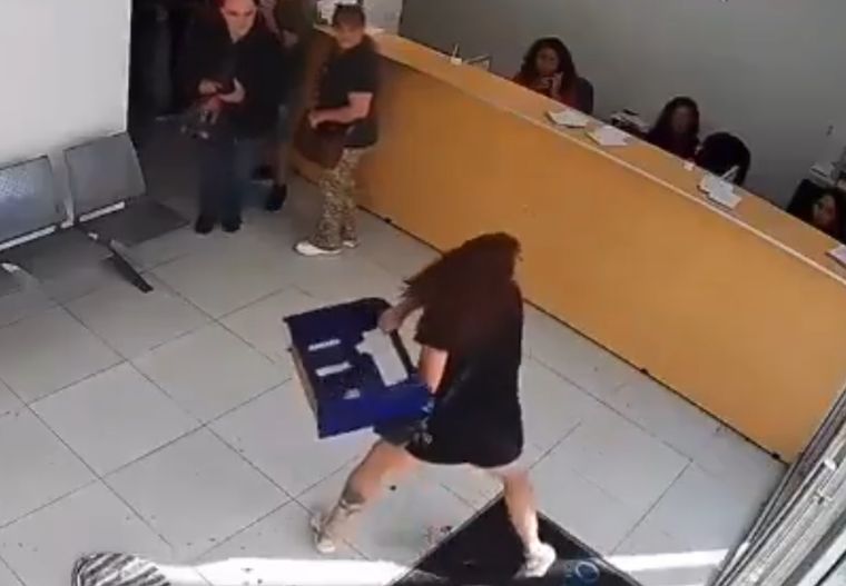 El ataque ocurrió en la clínica Del Sol, ubicada en Buenos Aires al 600. Foto: Captura de video