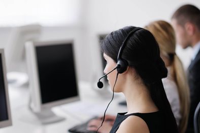 MDZol | Call center En el centro de atención trabajan unas 100 personas en turnos de cuatro horas. Imagen ilustrativa.