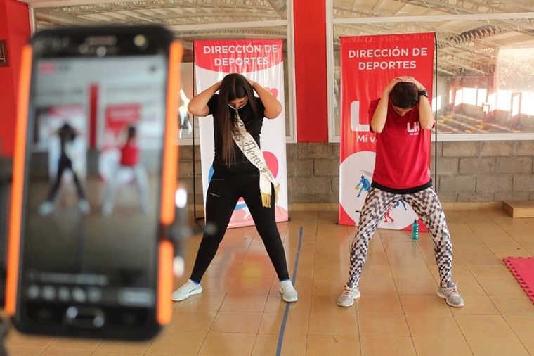 Candela Ávila Reina Vendimia Las Heras en clases online de Facebooklive LH
