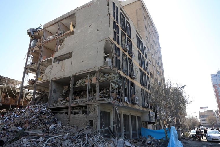 La escalada militar continúa en Medio Oriente y se teme que haya una expansión del conflicto. La escalada militar continúa en Medio Oriente y se teme que haya una expansión del conflicto.