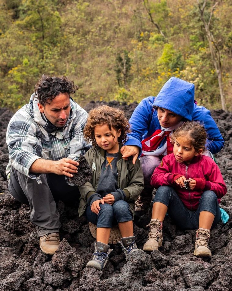 Osiris y Lórien viajan junto a sus padres desde que están en el vientre de su mamá. Foto: Foto: @familia_nomade