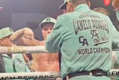 Canelo invita a Benavidez a subirse al ring tras ganar. Foto: Captura video