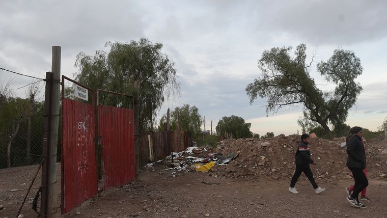Construirán un espacio verde en el límite con una ocupación. Foto: Marcos García Construirán un espacio verde en el límite con una ocupación. Foto: Marcos García