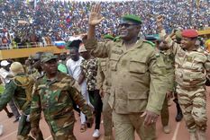 Miles de personas volvieron a manifestarse este domingo en Niamey para expresar su apoyo a la junta militar de Niger Foto: EFE