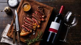 El maridaje es el concepto que describe las relaciones que se establecen entre las comidas y los vinos. Foto: Superior Food Services - https://superiorfs.com.au/Images/Article%20Images/banner-blog-superior-food_wine-1-@2x.jpg