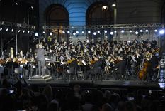 Argentina en escena: un homenaje a la cultura y el talento en la explanada del Palacio Libertad. Foto: Juan Mateo Aberastain/MDZ