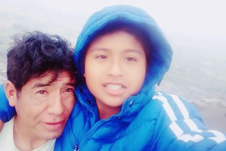 Pequeño J junto a su padre, Janhzen Valverde Rodríguez.&nbsp;