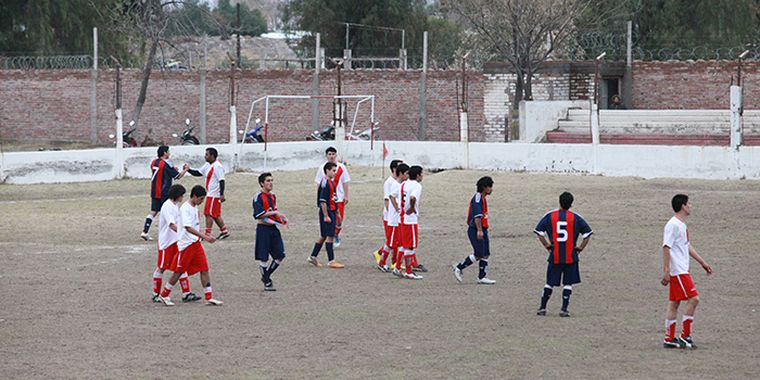 En el otro encuentro, Ballofet goleó a Paredes por 4 a 1. Foto: Mathias Guijarro/Mediamza.com