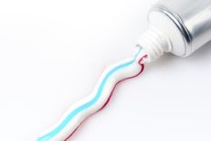 La pasta de dientes puede ser un aliado en tu rutina de limpieza. Foto: ARCHIVO