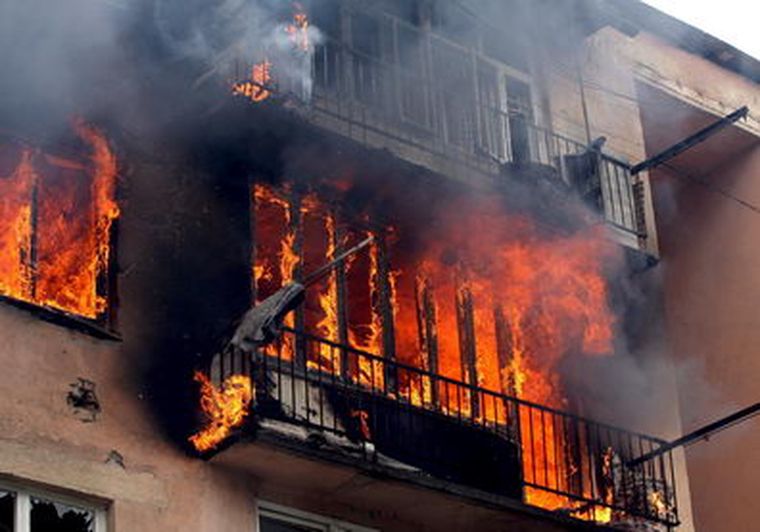 Un edificio arde en la localidad de Gori tras el ataque de aviones rusos. Foto: EFE