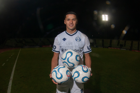 Arce, tres goles y la pelota de recuerdo. Arce, tres goles y la pelota de recuerdo.