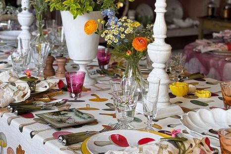 Las formas de hongos han surgido del suelo del bosque, y es imposible ignorar su silenciosa conquista. Créditos: Summerhill & Bishop Las formas de hongos han surgido del suelo del bosque, y es imposible ignorar su silenciosa conquista. Créditos: Summerhill & Bishop