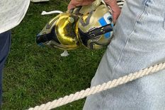 Los botines de Messi, en manos de Antonela Roccuzzo. Foto: MDZ Online