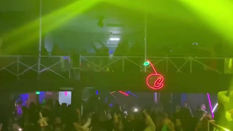 El bar-show es exclusivo para mujeres y en el boliche sólo suenan temas musicales que le cantan al desamor. Foto: Captura de video