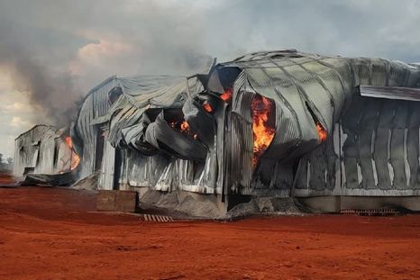 Un imponente incendio se desató en la yerbatera Playadito en Corrientes Foto: X: @dorrego_juan