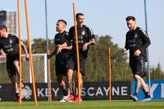 De Paul, Otamendi, Di María y Messi, en pleno trabajo en Ezeiza Foto: AFA