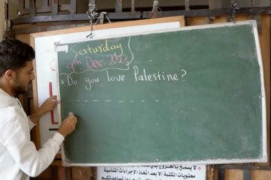 MDZol | El profesor palestino Tareq al Enabi se ofreció voluntario para que los chicos no dejen de aprender Foto: BBC