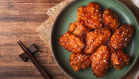 La receta original suele servirse acompañada de encurtidos para equilibrar el sabor intenso. La receta original suele servirse acompañada de encurtidos para equilibrar el sabor intenso.