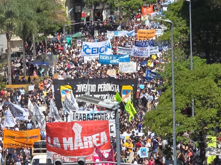 En la ciudad de Córdoba se llevó adelante este mediodía una multitudinaria marcha universitaria. Foto: Gentileza Luis Tortolo