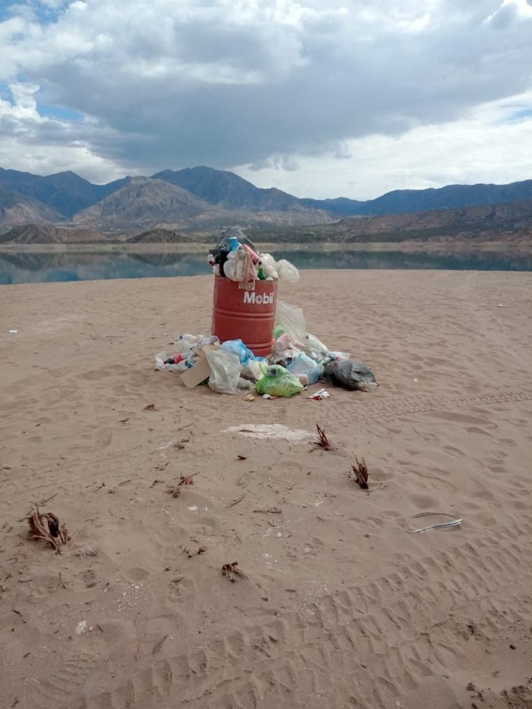 La basura en las orillas del embalse Potrerillos es una problemática que recrudece cada fin de semana en Mendoza. Foto: Gentileza