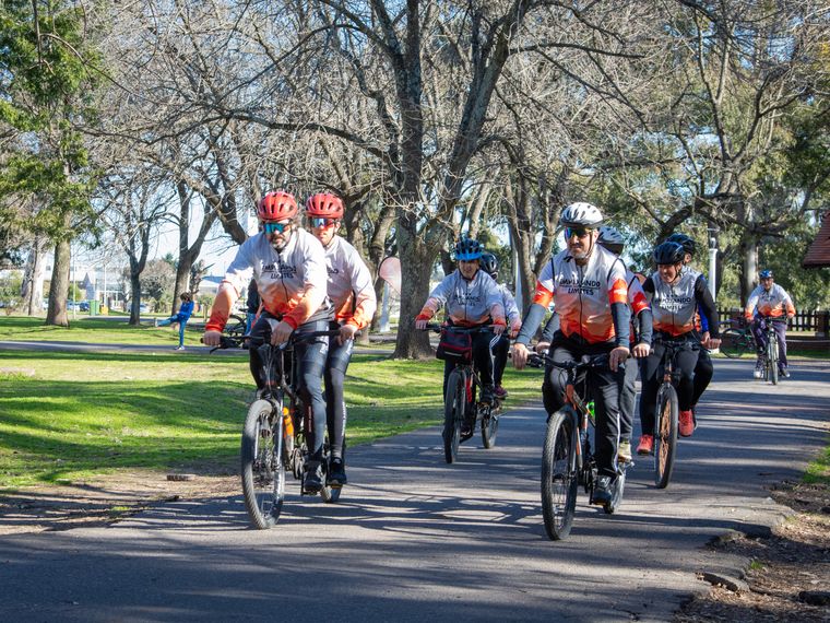 A la izquierda, Juan y Santi pedaleando en su bicicleta tándem. A la izquierda, Juan y Santi pedaleando en su bicicleta tándem.