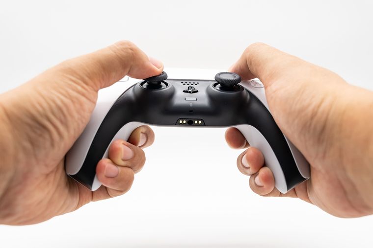 La falta de mejoras en los joysticks deja dudas sobre el drift, un problema histórico del DualSense a pesar de su nueva batería. La falta de mejoras en los joysticks deja dudas sobre el drift, un problema histórico del DualSense a pesar de su nueva batería.