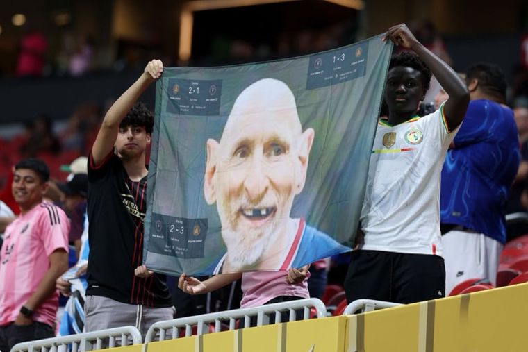 La cruel bandera con la que los hinchas de PSG recibieron a Messi en el partido por el Mundial de Clubes.&nbsp;