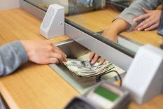 Los bancos advirtieron a sus clientes por transferencias inusuales de dólares Los bancos advirtieron a sus clientes por transferencias inusuales de dólares