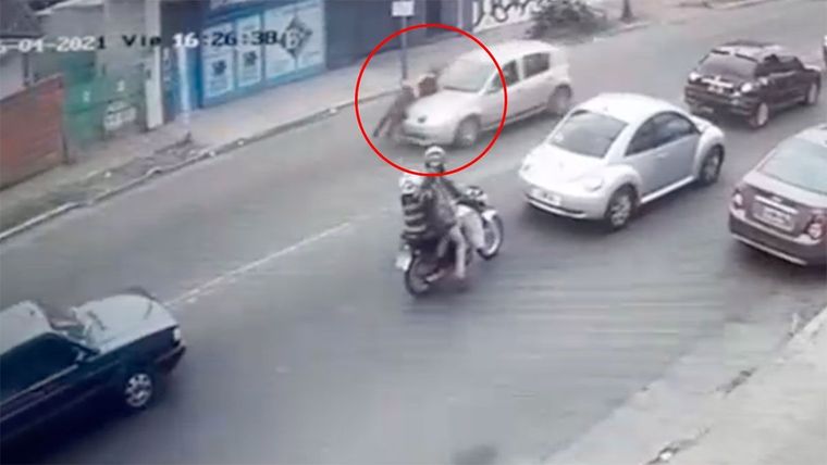 El agente de tránsito fue arrastrado por el automovilista