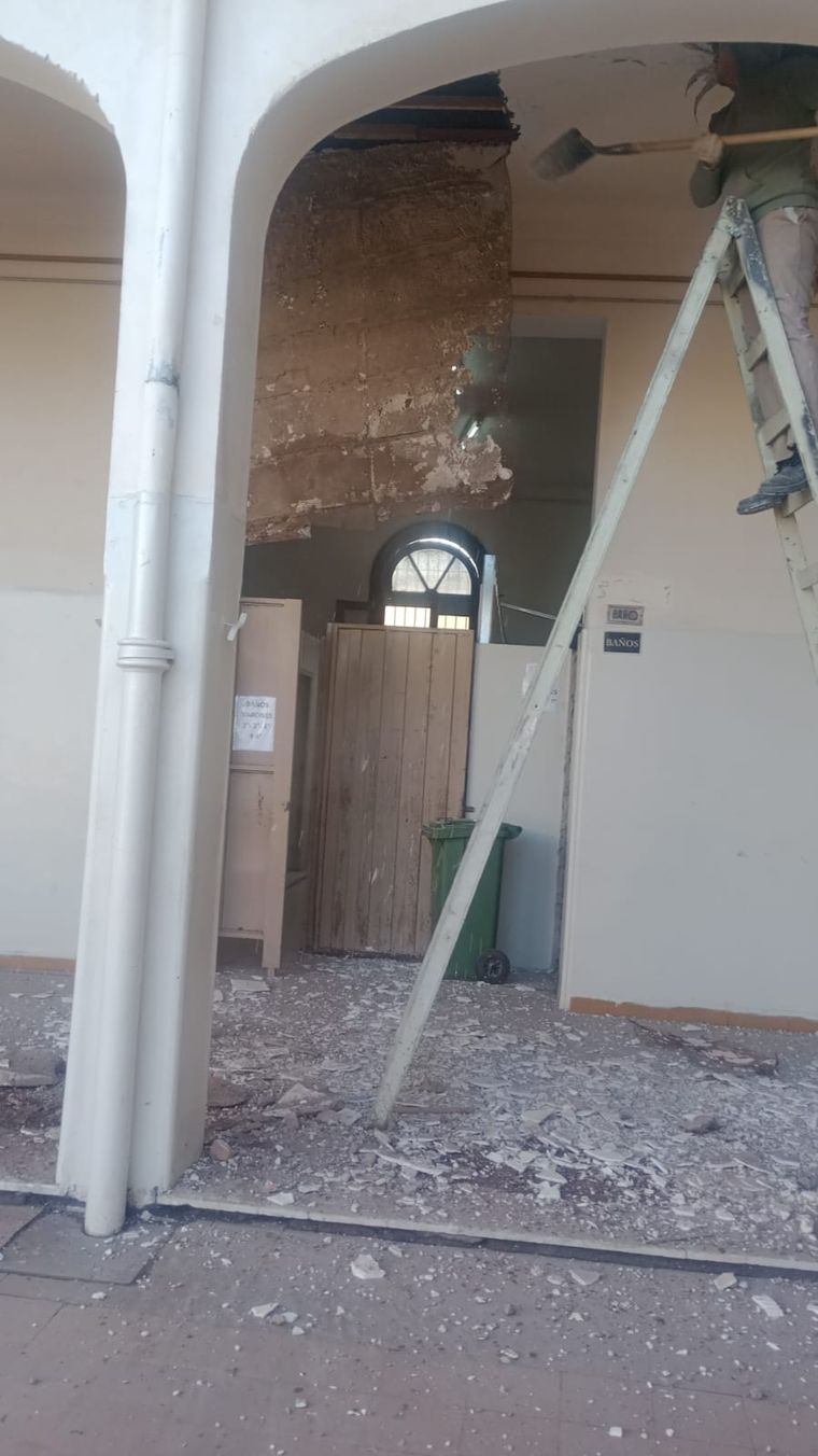 Infraestructura Escolar trabaja en la escuela Rawson para evaluar los daños. Infraestructura Escolar trabaja en la escuela Rawson para evaluar los daños.