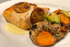 El salmón a las brasas es una alternativas deliciosa y fácil para preparar un plato de pescado en estas Pascuas. Foto: Instagram @cosimipiaceok