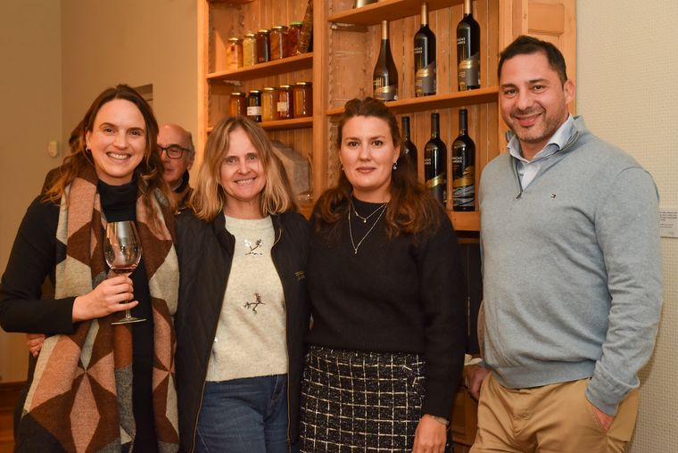 El staff de Terrazas de los Andes: Lucía Mallea, Úrsula Astrid Kilian, Rocío Acosta y Lucas Löwi (director general). El staff de Terrazas de los Andes: Lucía Mallea, Úrsula Astrid Kilian, Rocío Acosta y Lucas Löwi (director general).