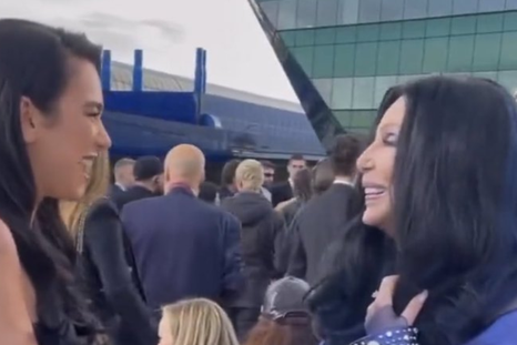 Este es es cara a cara entre Dua Lipa y Cher en el Paris Fashion Week. Foto: Captura.