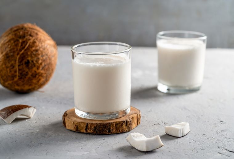 Aunque se le llama leche, no proviene de animales; la receta se obtiene al mezclar pulpa de coco rallada con agua caliente y colarla. Aunque se le llama leche, no proviene de animales; la receta se obtiene al mezclar pulpa de coco rallada con agua caliente y colarla.