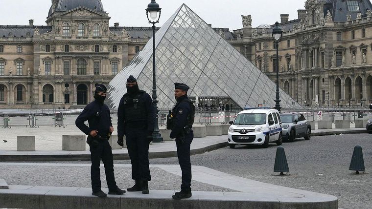 El robo en el Louvre ha conmocionado a los museos de todo el mundo, obligándolos a revisar sus medidas de seguridad. El robo en el Louvre ha conmocionado a los museos de todo el mundo, obligándolos a revisar sus medidas de seguridad.