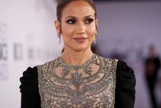 Jennifer López ha lucido innumerables versiones de aretes grandes, por lo que no nos suelen sorprender. Foto: Marie Clarie - https://cdn.mos.cms.futurecdn.net/CjU4yAme8LbvT4cry7aL4.jpg