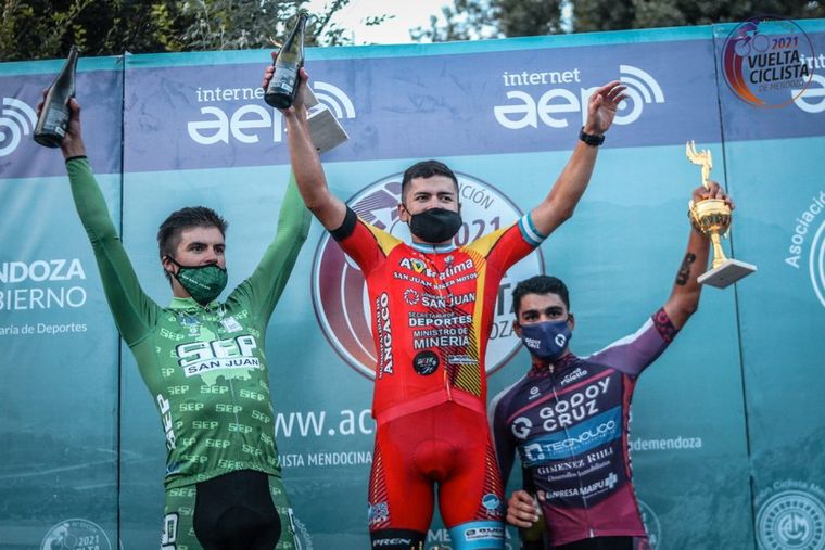Naranjo, al medio, tras ganar la tercera etapa de la Vuelta de Mendoza 2021 Foto: Xavier Videla/Prensa Vuelta de Mendoza