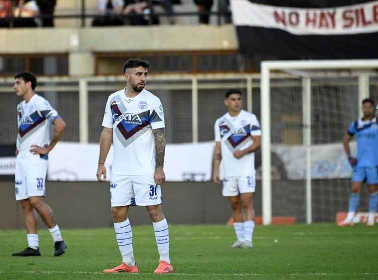 Godoy Cruz fue goleado por Deportivo Riestra en el Guillermo Laza. Foto: Fotobaires