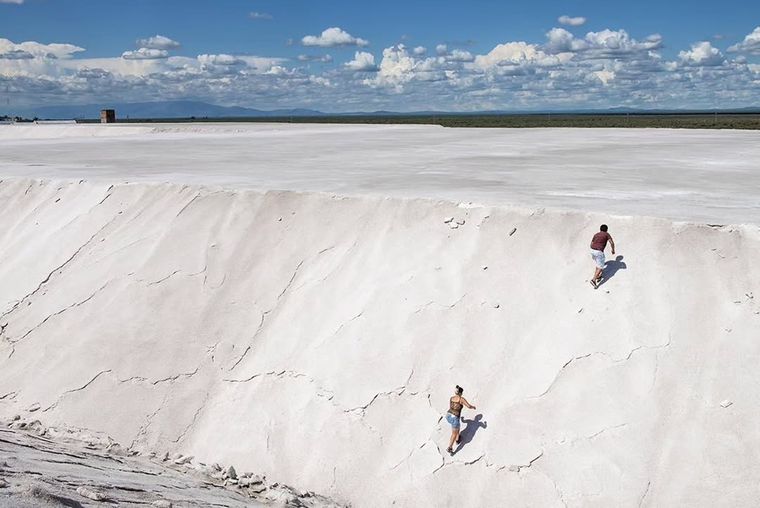 Las Salinas del Bebedero forman uno de los paisajes más impactantes de San Luis, con un extenso desierto blanco a pocos kilómetros de la capital provincial.