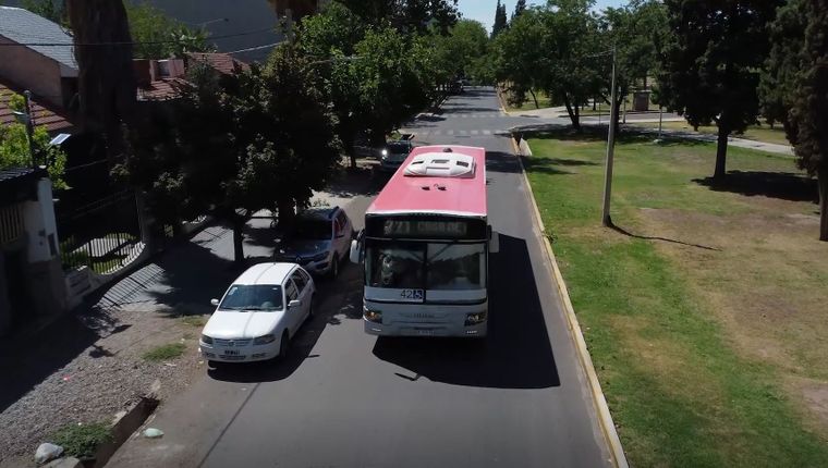 Ya rige el nuevo sentido en las laterales de Acceso Este. Ya rige el nuevo sentido en las laterales de Acceso Este.