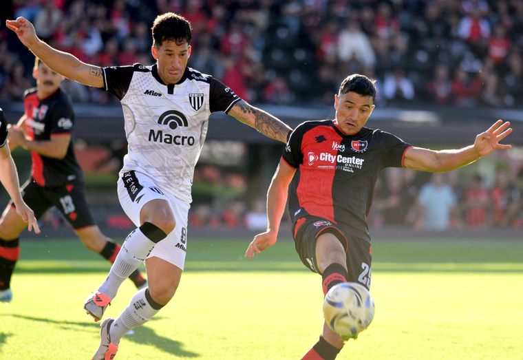 Nicolás Linares, mediocampista de Gimnasia, disputa el balón con Cabrera, de la Lepra rosarina.