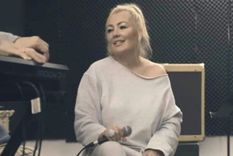 Amaia Montero junto a sus compañeros, sellando el inicio de una nueva era musical. Foto: captura pantalla @laorejadevangogh.