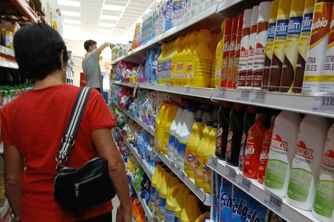 Ir al supermercado, una misión difícil para los argentinos.