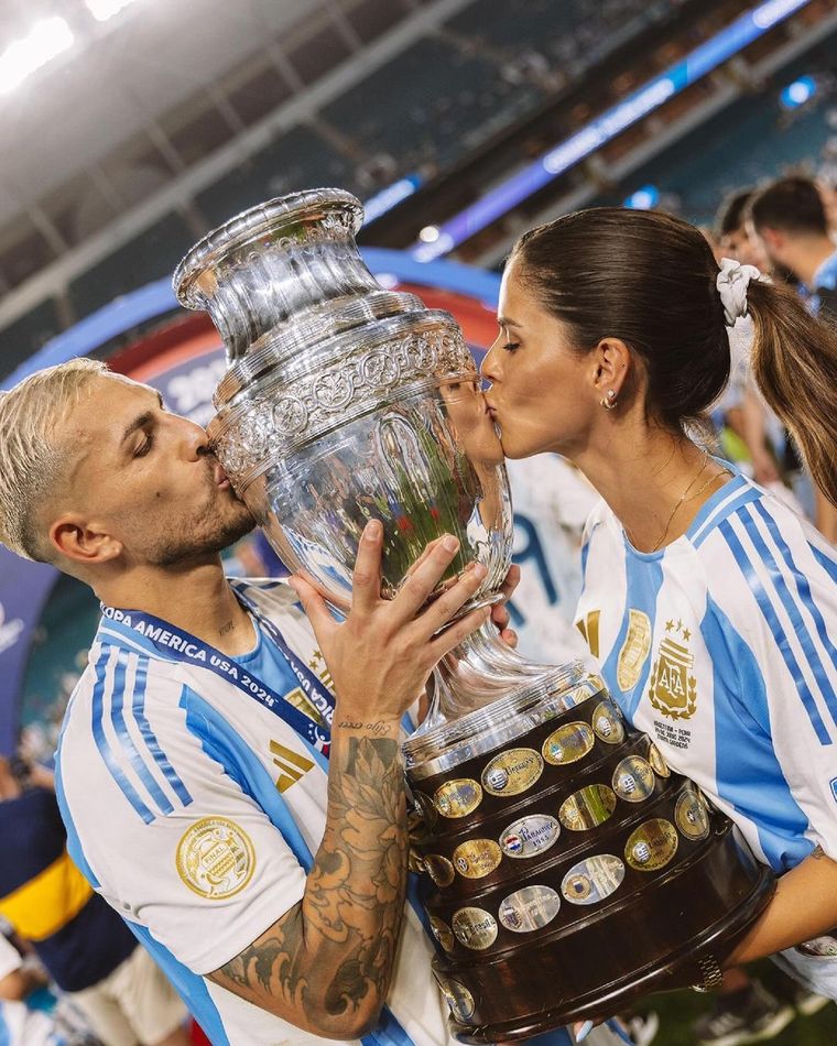 Leandro Paredes y su mujer, Camila Galante, tras la obtención de la Copa América 2024 en Estados Unidos. Foto: @ccamilagalantee