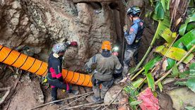 El sistema de cuevas, que se extiende a gran profundidad bajo tierra, también es extremadamente estrecho, con algunas cámaras que miden solo unos 50 cm de ancho, según los equipos de rescate. El sistema de cuevas, que se extiende a gran profundidad bajo tierra, también es extremadamente estrecho, con algunas cámaras que miden solo unos 50 cm de ancho, según los equipos de rescate.