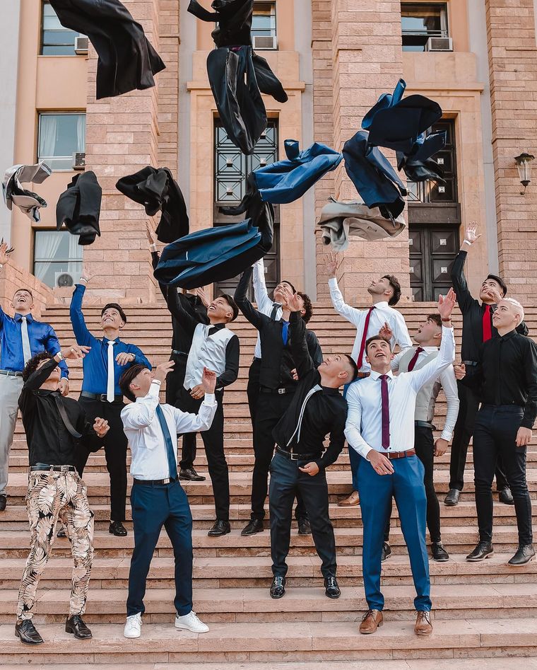 Los jóvenes le dan su impronta a la ropa formal de la cena de egresados. Los jóvenes le dan su impronta a la ropa formal de la cena de egresados.