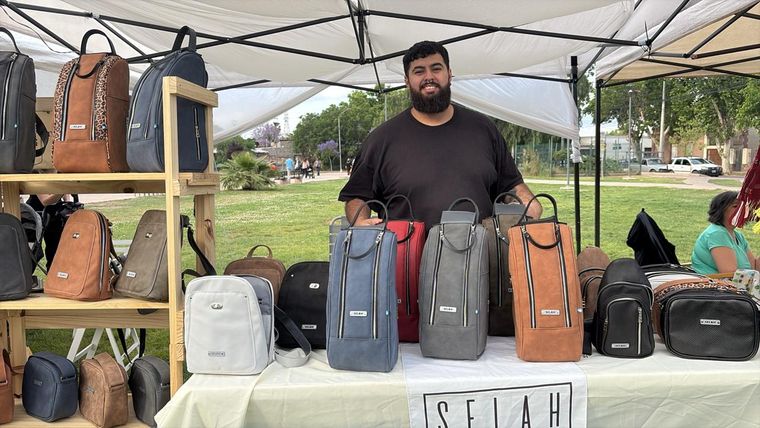 Las clásicas materas, los bolsos y carteras en cuero no podían faltar en los stands de artesanos. Las clásicas materas, los bolsos y carteras en cuero no podían faltar en los stands de artesanos.