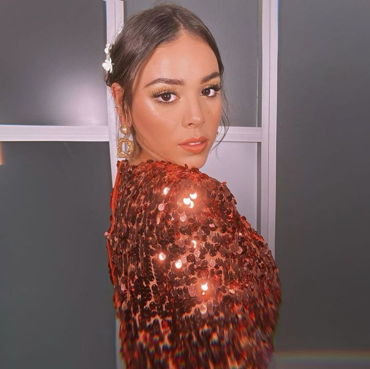 Danna Paola sufrió un accidente en pleno concierto y terminó vendada.